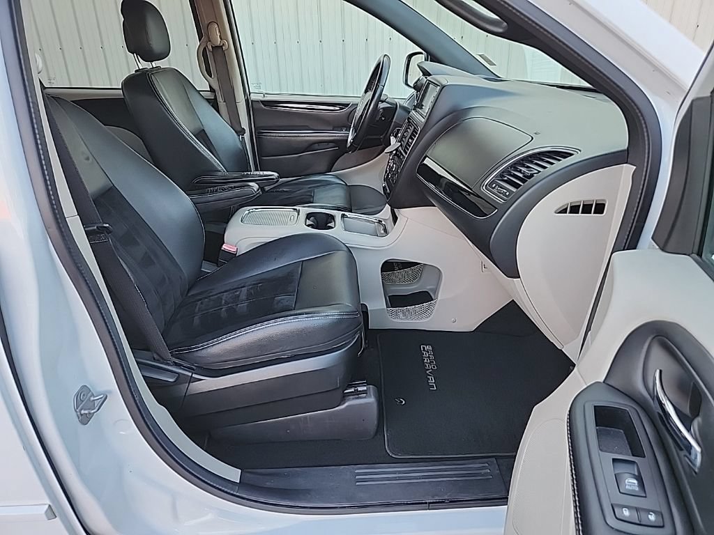 Used 2017 Dodge Grand Caravan SXT FWD image 32