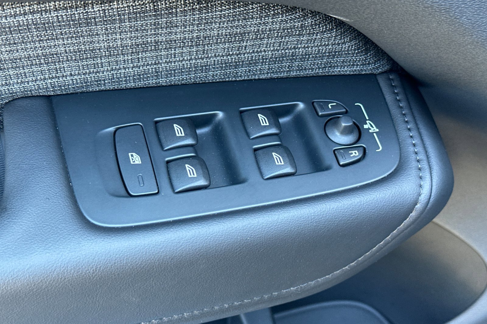 Certified 2025 Volvo XC60 B5 Core w/ Protection Package Premier image 12