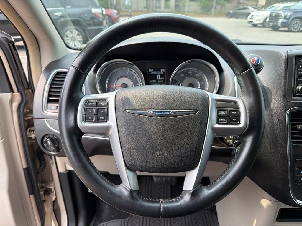 Used 2013 Chrysler Town & Country Touring FWD image 14