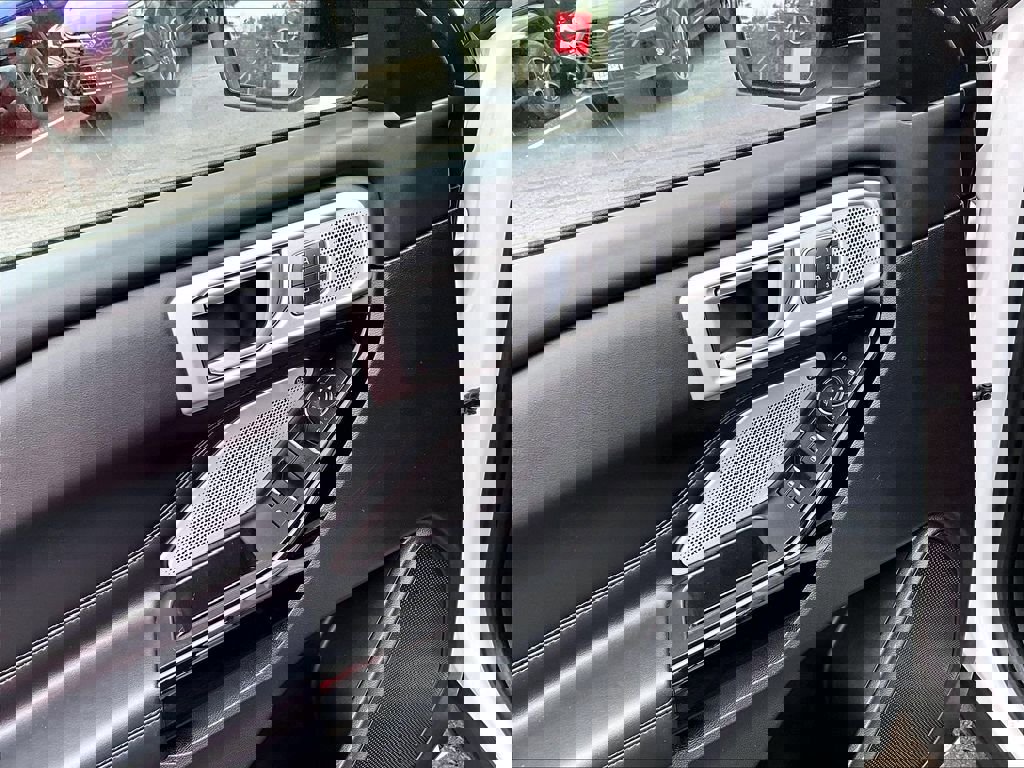 Used 2022 Ford Explorer Platinum w/ Equipment Group 601A AWD/4WD image 11