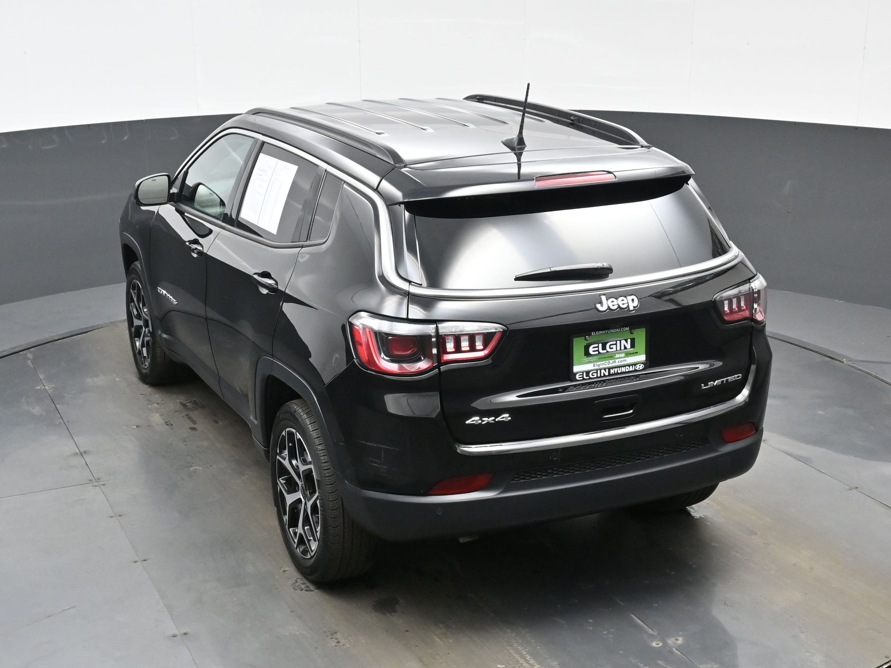 Used 2025 Jeep Compass Limited image 35