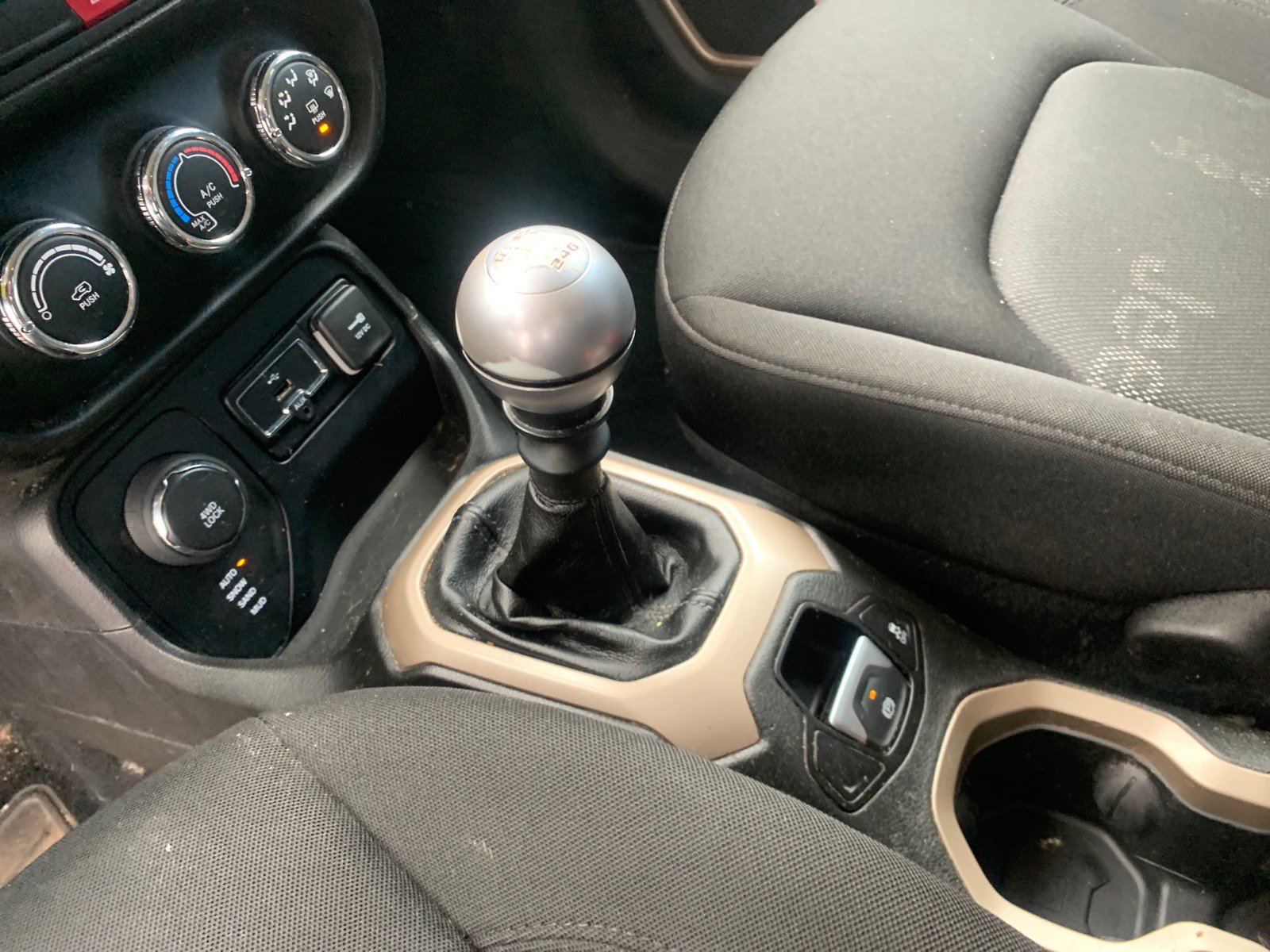 Used 2015 Jeep Renegade Latitude image 6