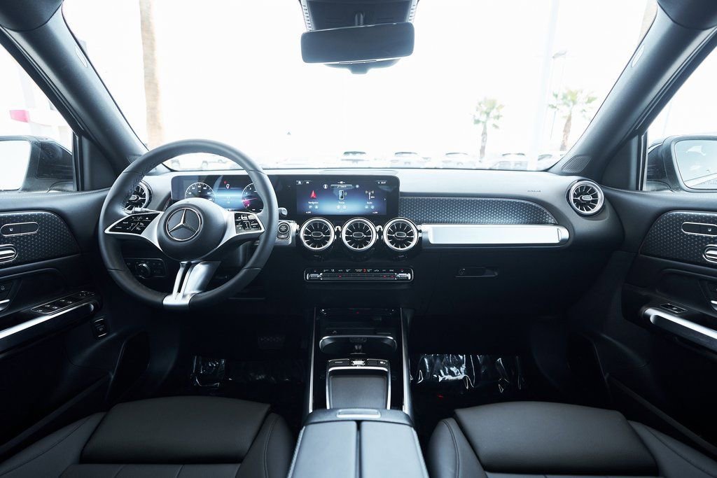 Used 2025 Mercedes-Benz GLB 250 4MATIC w/ Exclusive Package image 34