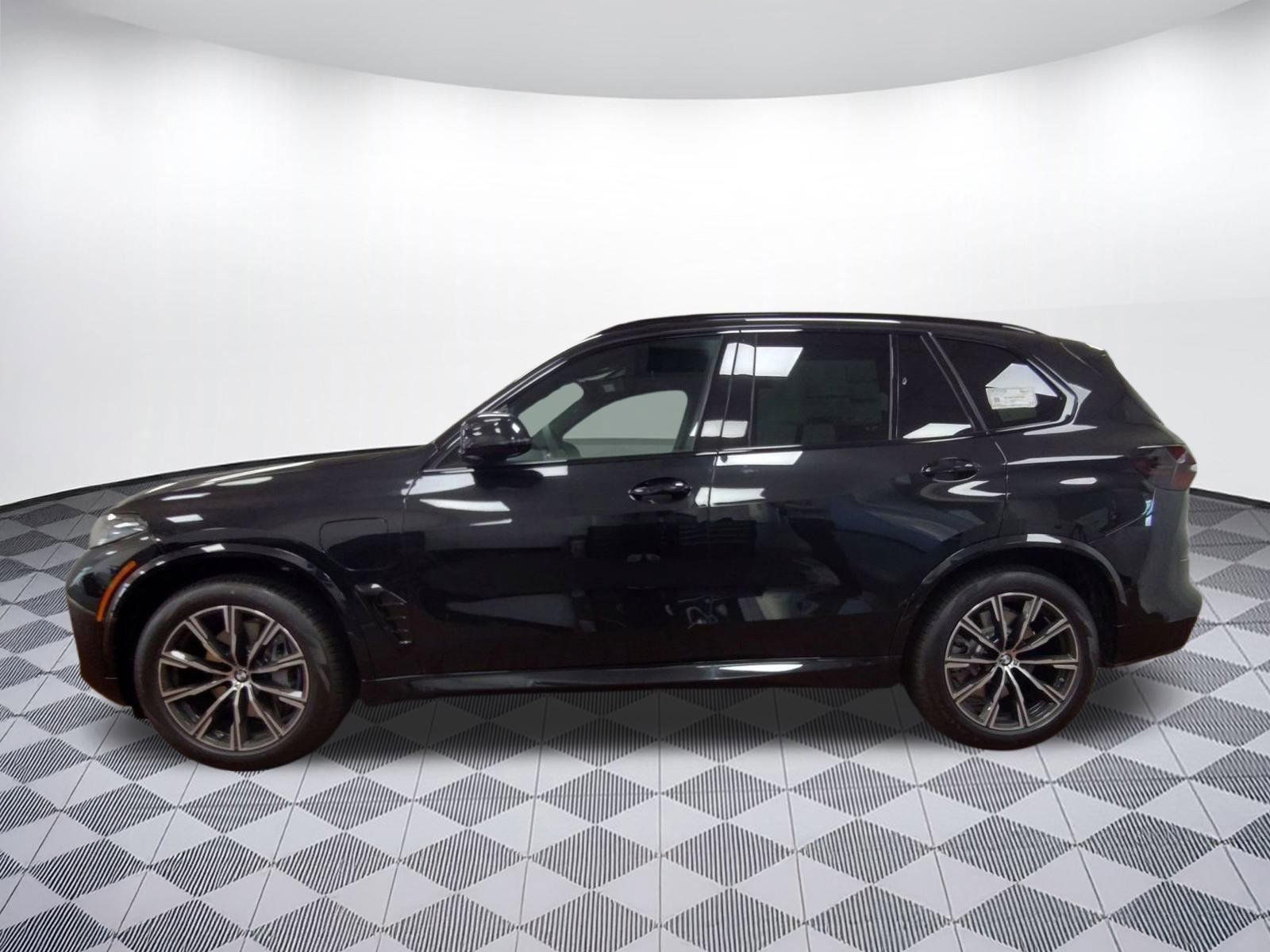 Used 2026 BMW X5 xDrive50e w/ M Sport Package image 2