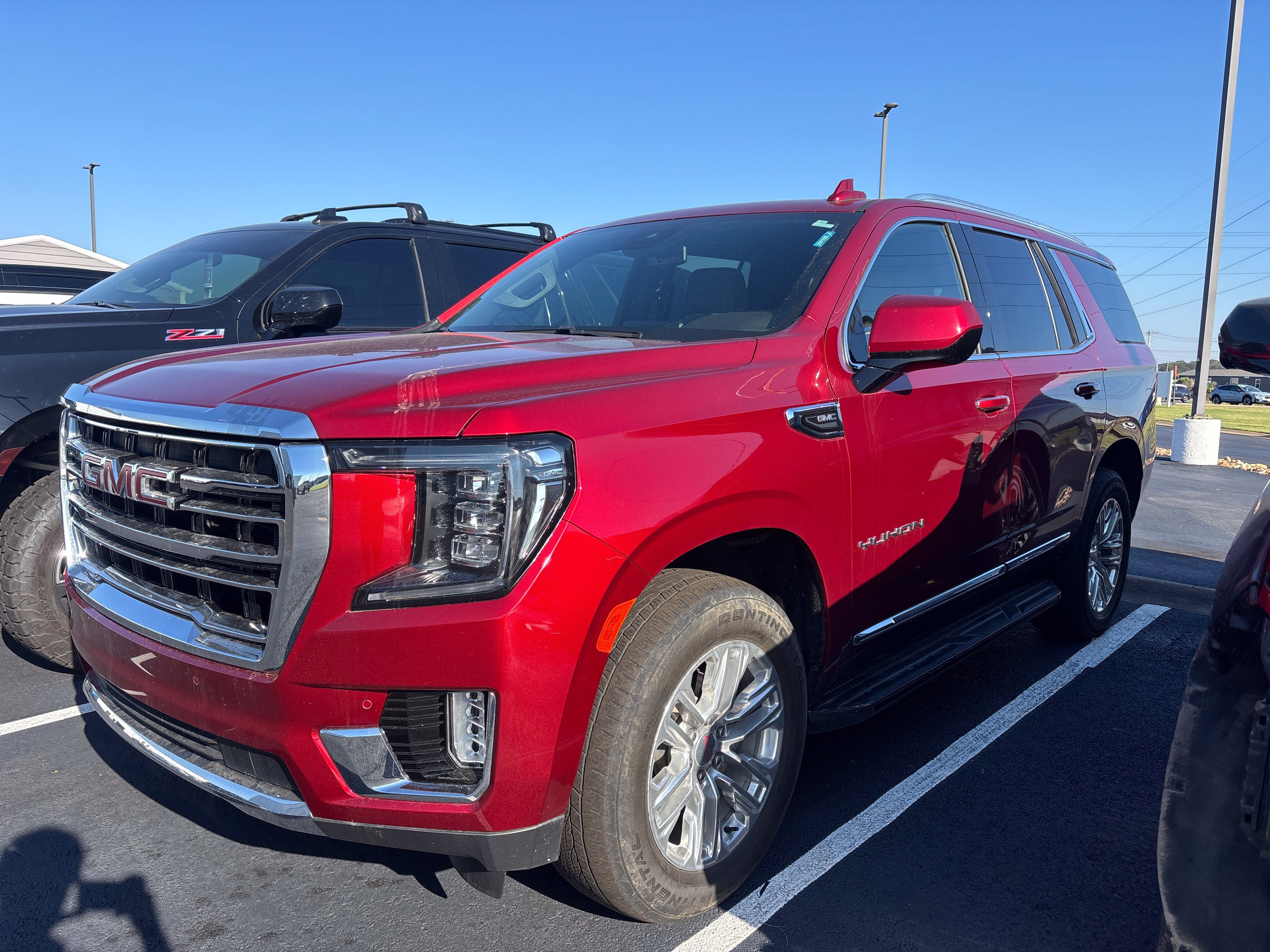 Used 2024 GMC Yukon SLT AWD/4WD image 1