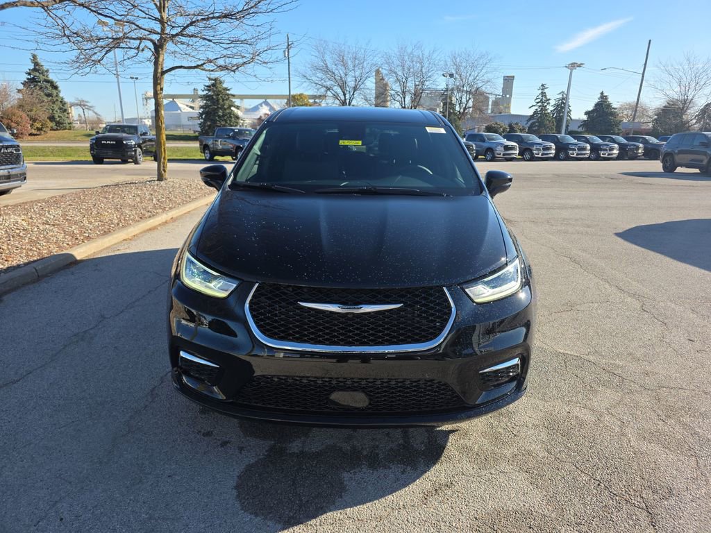 New 2026 Chrysler Pacifica Select image 2