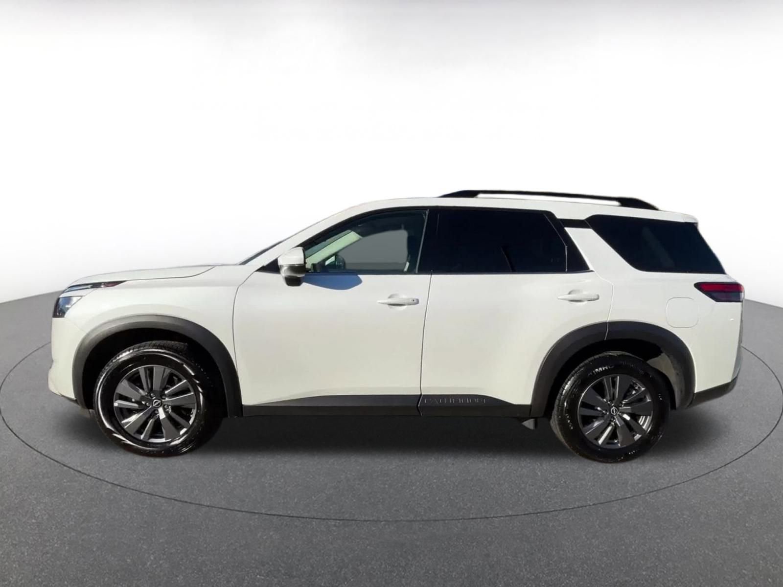 Used 2025 Nissan Pathfinder SV image 9