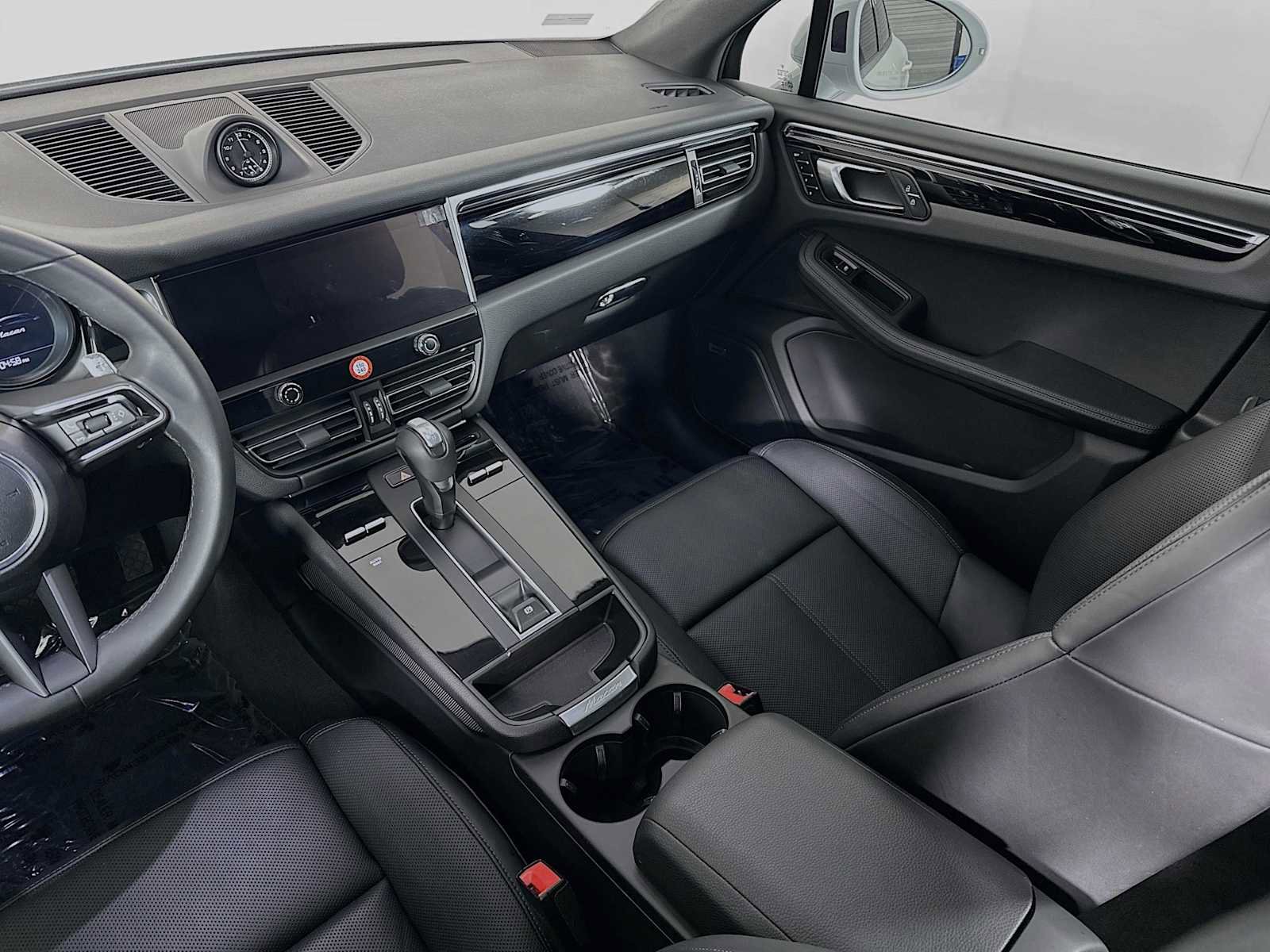 Certified 2025 Porsche Macan AWD/4WD image 26