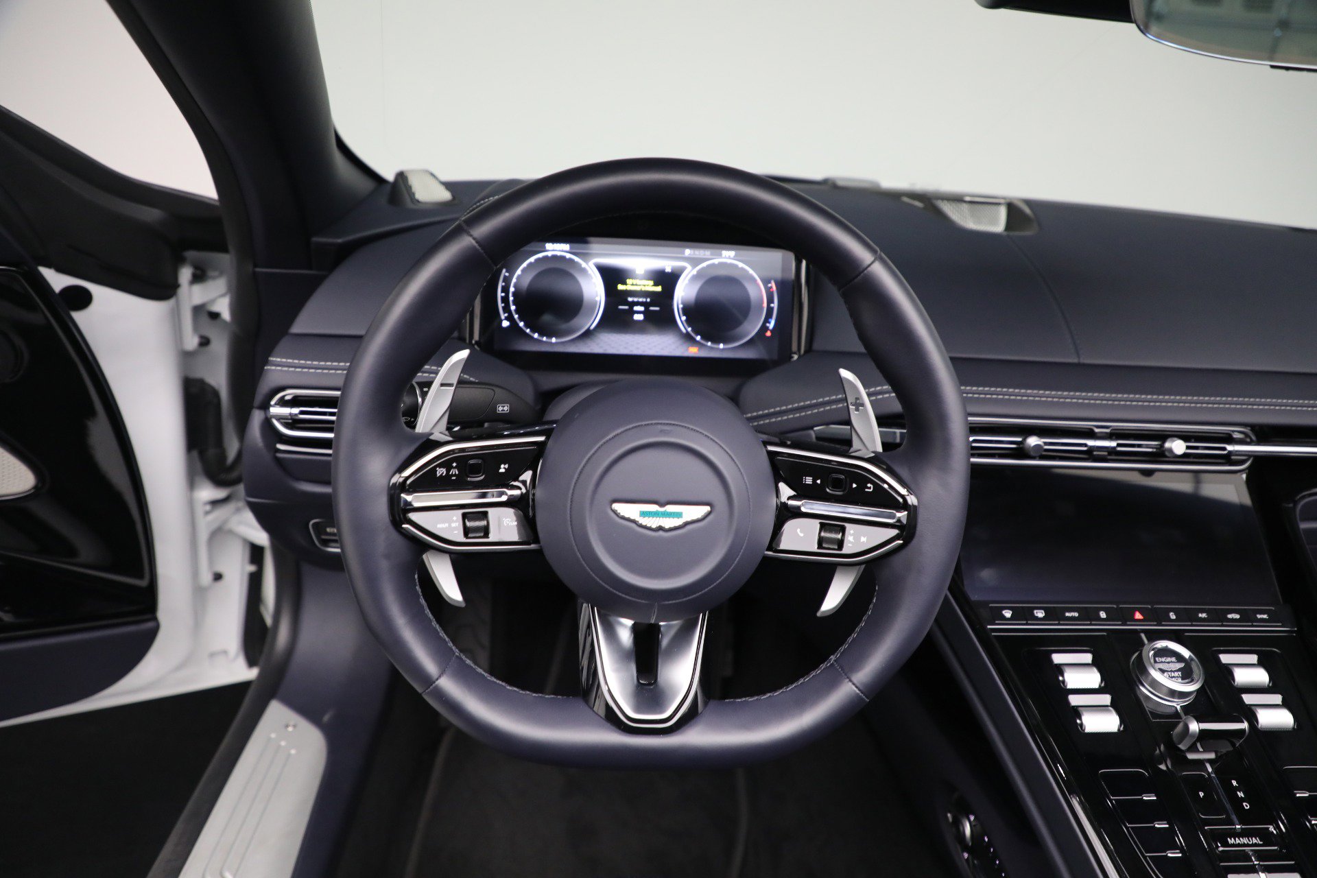 Used 2024 Aston Martin DB12 Convertible image 28