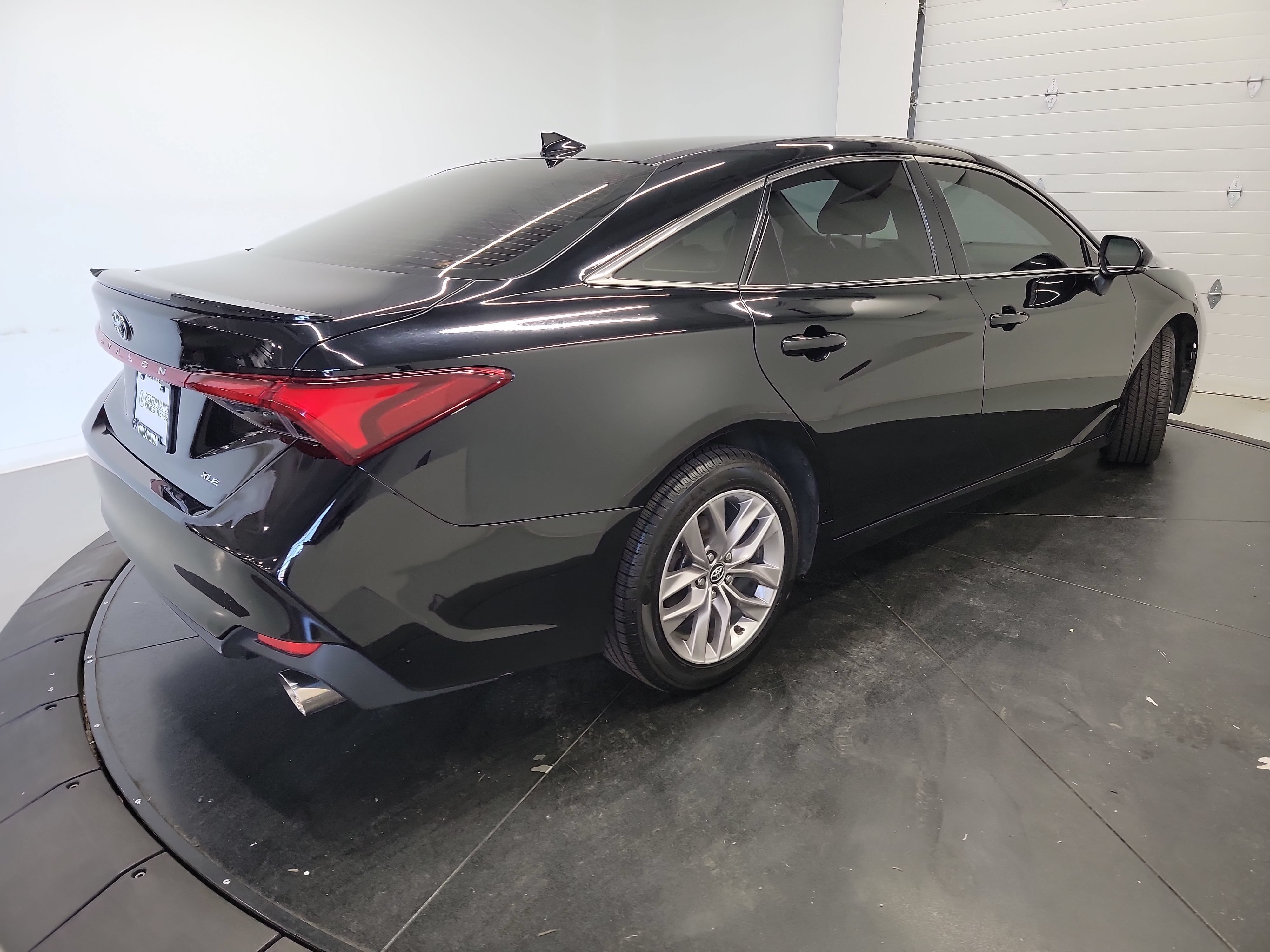 Used 2019 Toyota Avalon XLE w/ Moonroof Package FWD image 9