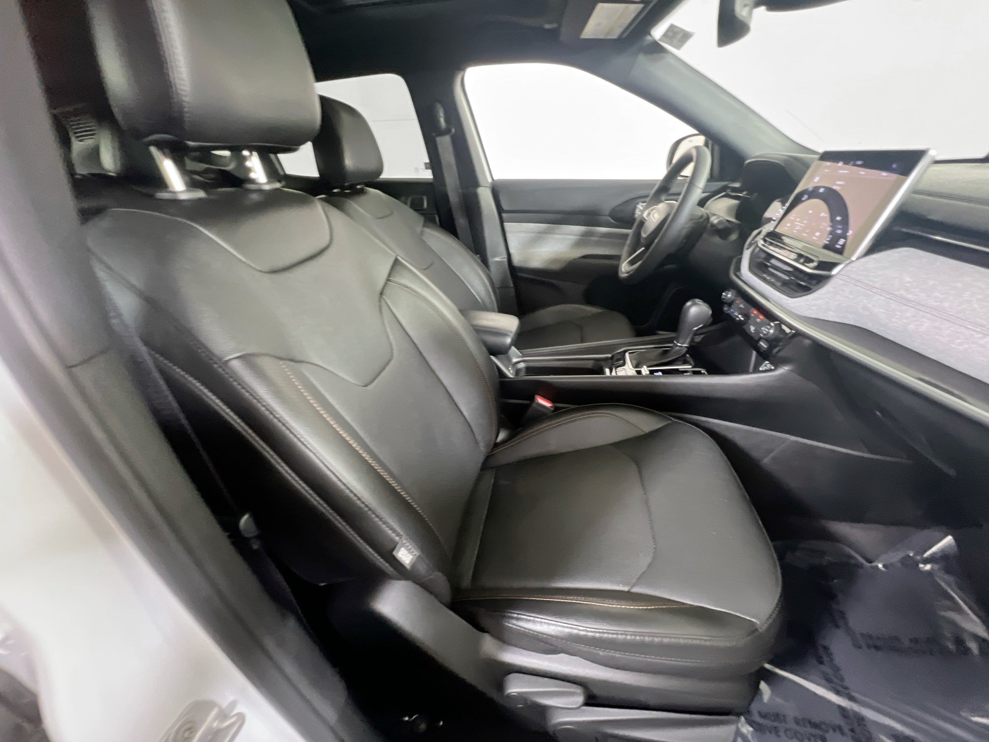 Used 2023 Jeep Compass Latitude w/ Sun and Sound Group AWD/4WD image 28