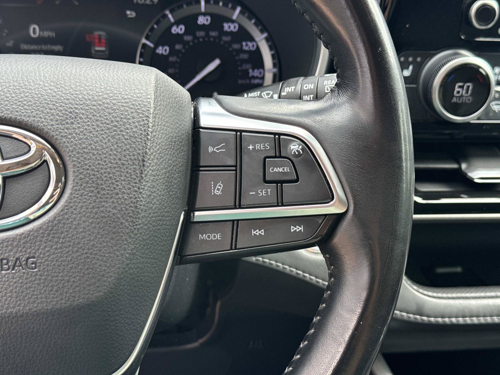 Used 2021 Toyota Highlander XLE AWD/4WD image 30