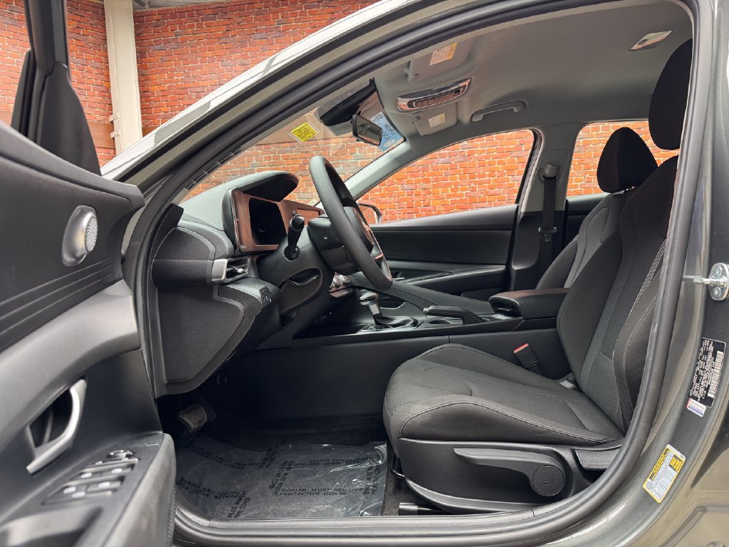 Used 2026 Hyundai Elantra SE FWD image 21