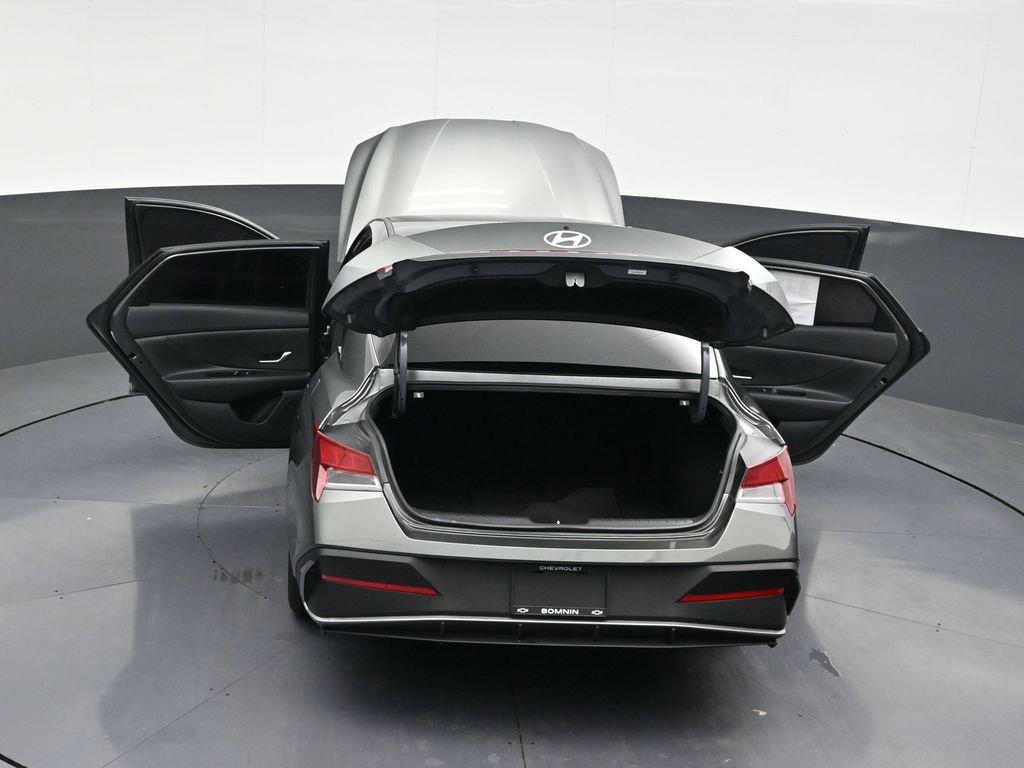 Used 2025 Hyundai Elantra SE image 35
