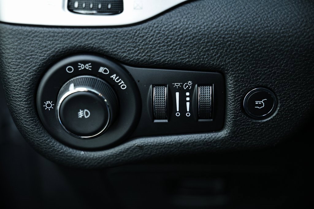 Used 2018 Jeep Cherokee Latitude Plus w/ Comfort/Convenience Group image 17