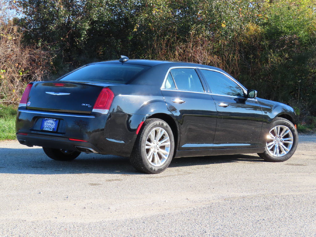 Used 2015 Chrysler 300 C RWD image 3