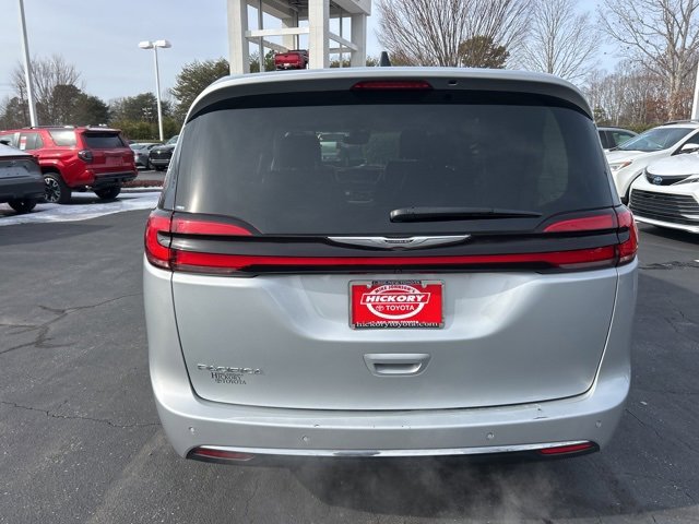 Used 2024 Chrysler Pacifica Touring-L image 6