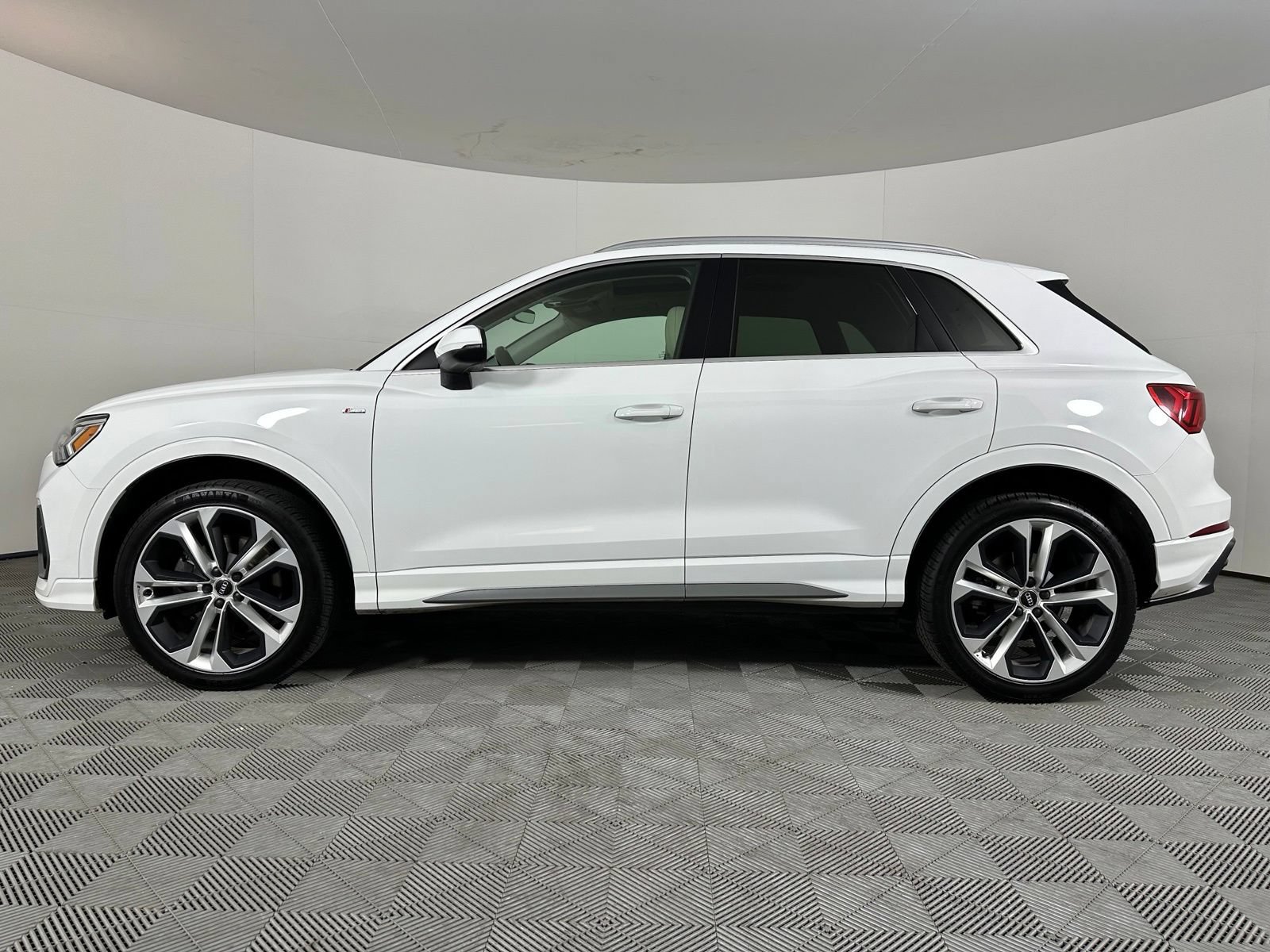 Used 2020 Audi Q3 2.0T Premium Plus w/ Premium Plus Package AWD/4WD image 19