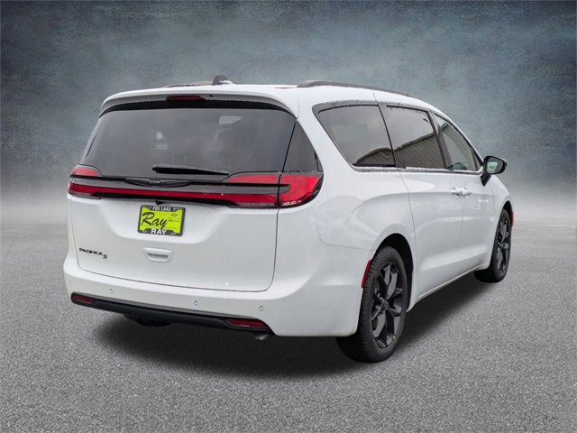 New 2026 Chrysler Pacifica Select w/ S Appearance Package image 4