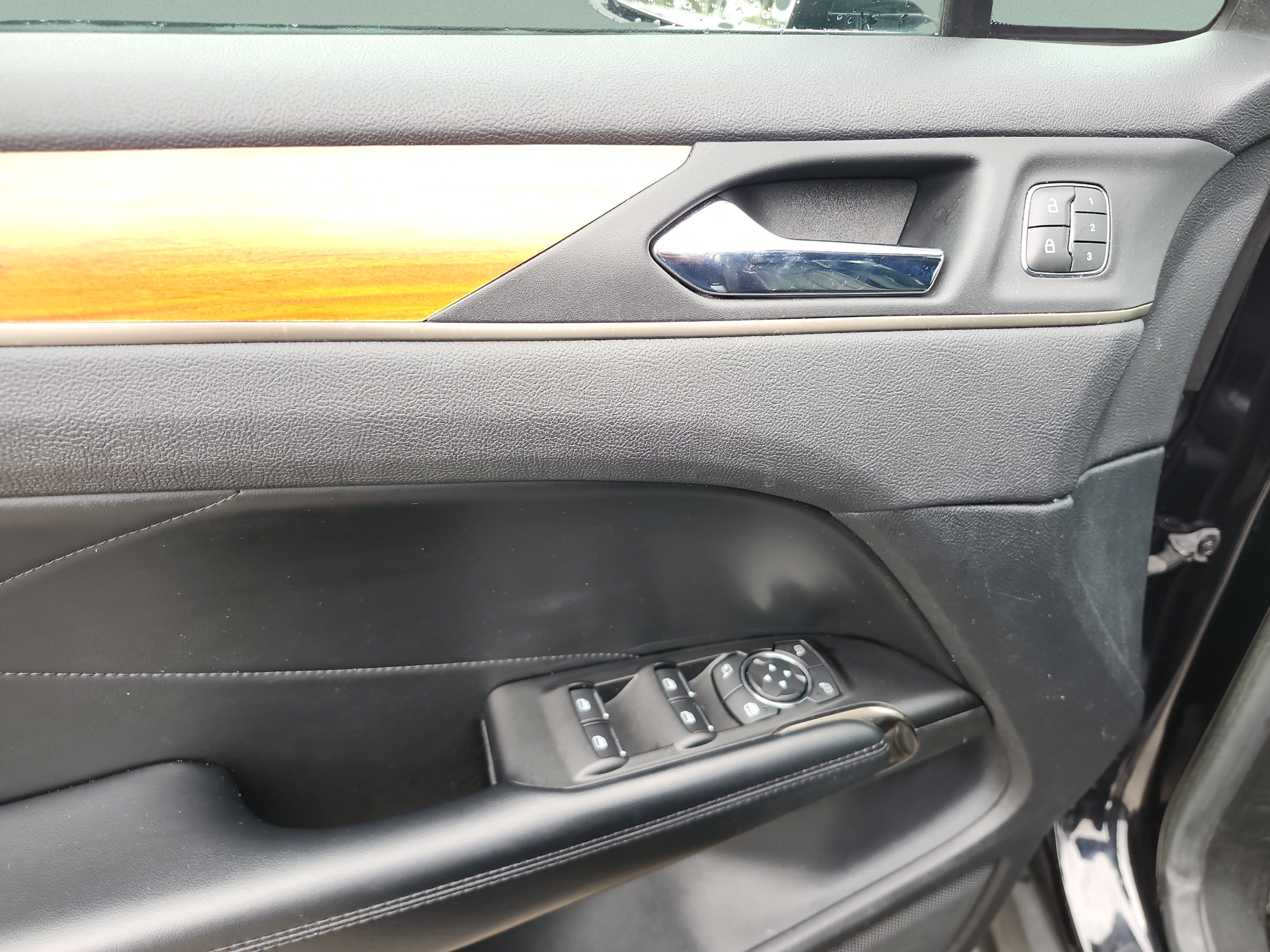 Used 2019 Lincoln MKC Reserve FWD image 15