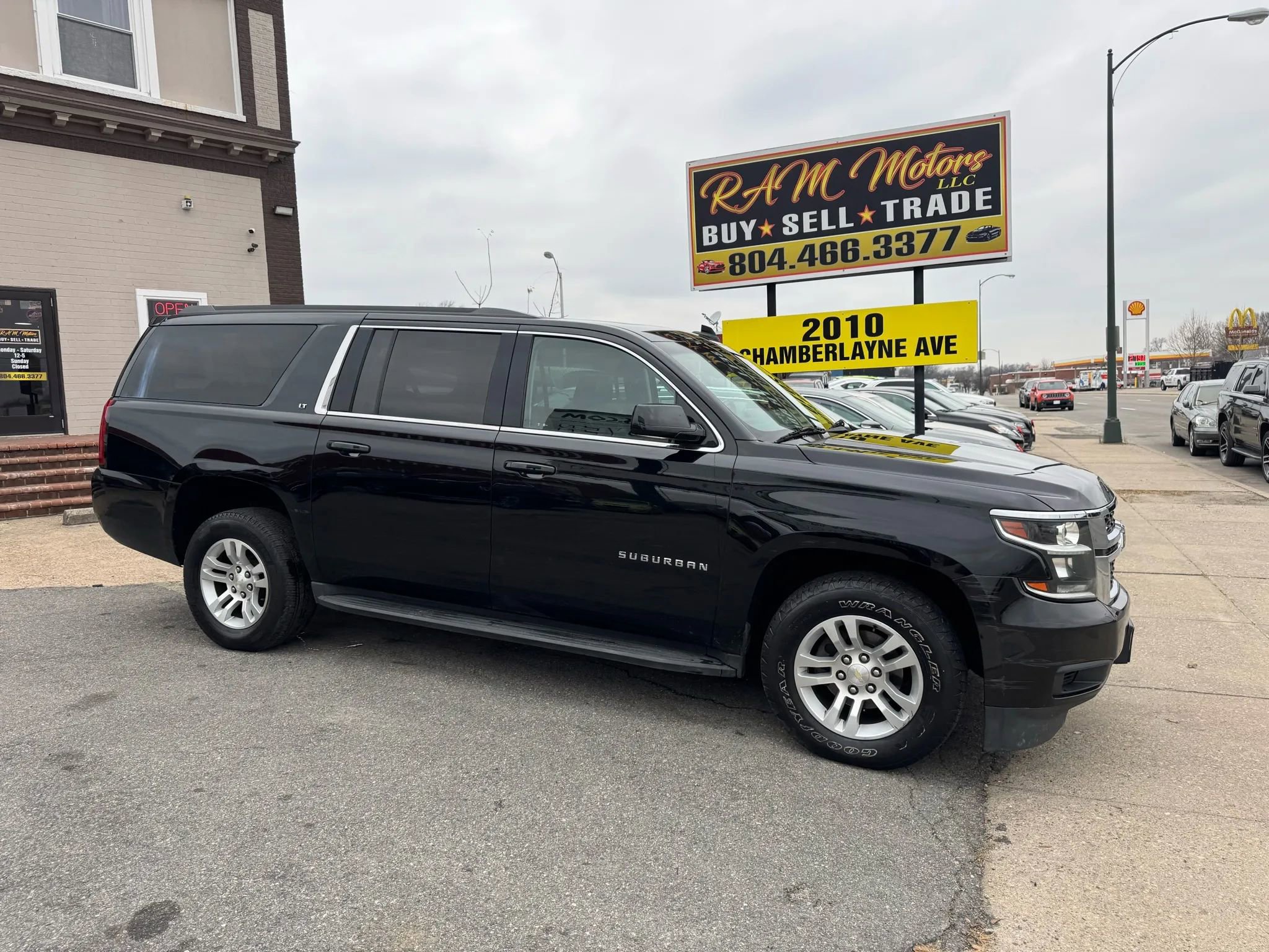 Used 2018 Chevrolet Suburban LT image 2