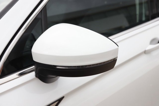 Used 2023 Volkswagen Tiguan SE w/ Panoramic Sunroof Package image 10