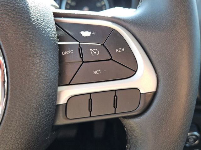 Used 2018 Jeep Renegade Latitude FWD image 24