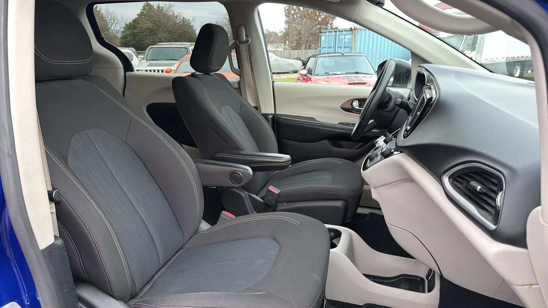 Used 2021 Chrysler Voyager LX image 15