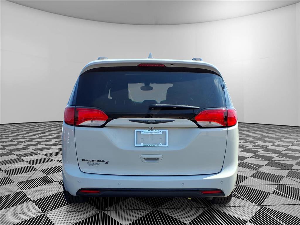 Used 2020 Chrysler Pacifica Touring-L Plus FWD image 6