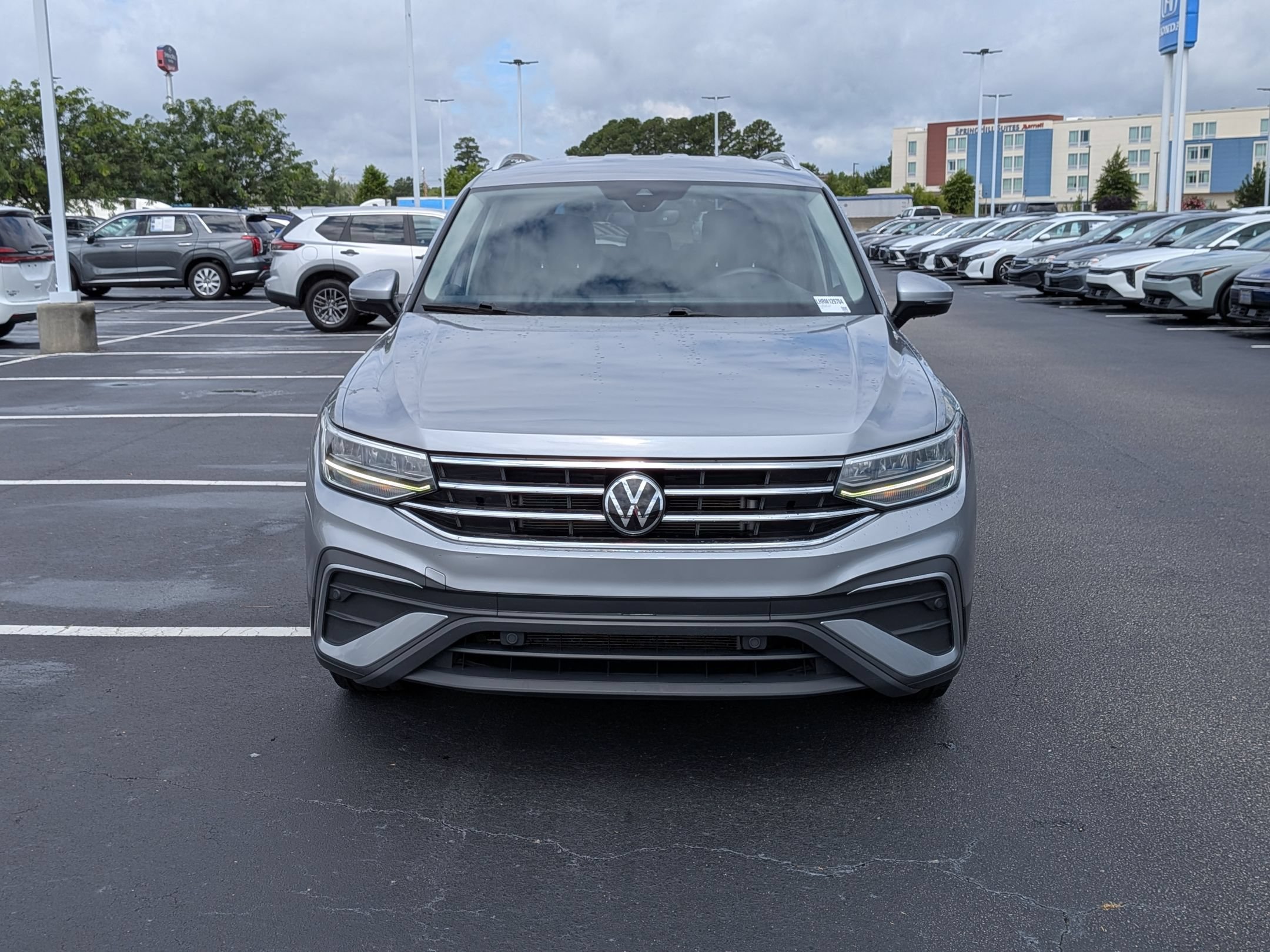 Used 2024 Volkswagen Tiguan SE FWD image 8