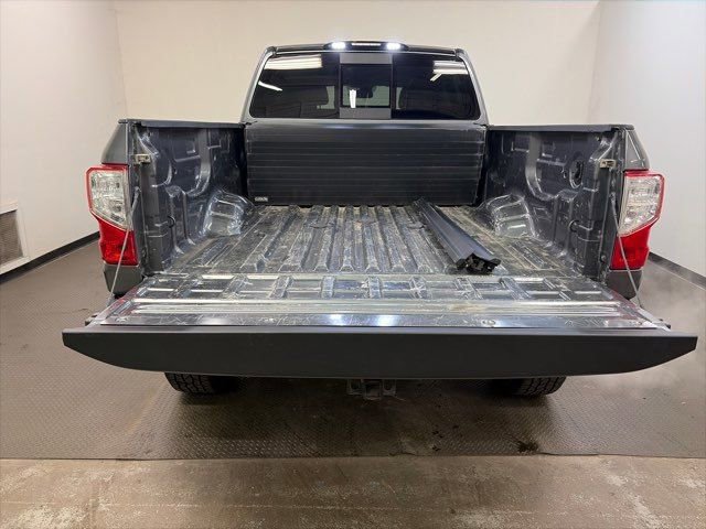 Used 2019 Nissan Titan SV w/ SV Convenience Package image 11