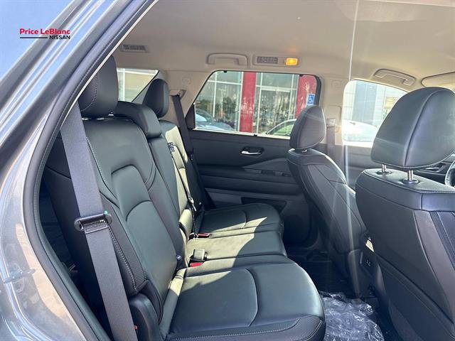 Used 2025 Nissan Pathfinder SL FWD image 8