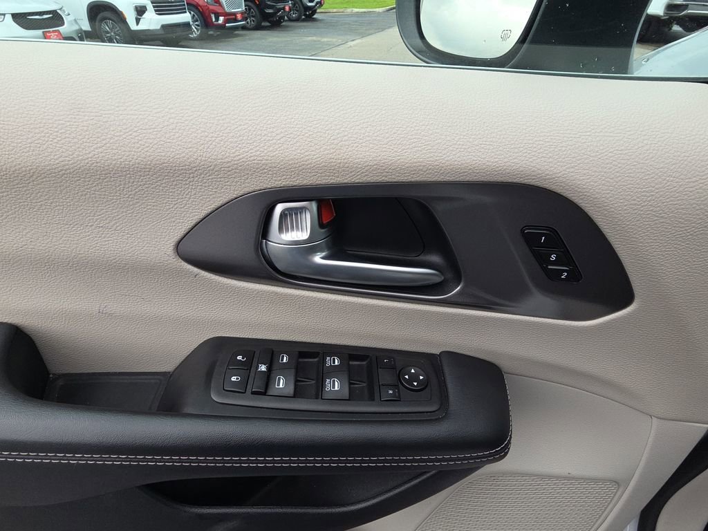 Used 2023 Chrysler Pacifica Touring-L FWD image 13