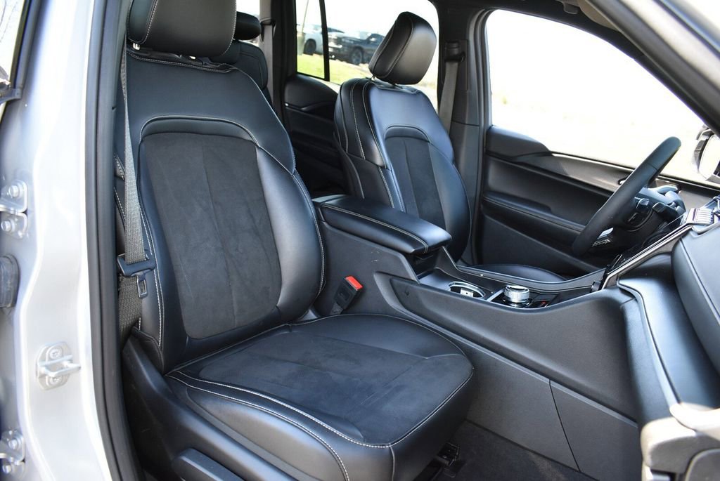 Used 2024 Jeep Grand Cherokee Altitude image 27