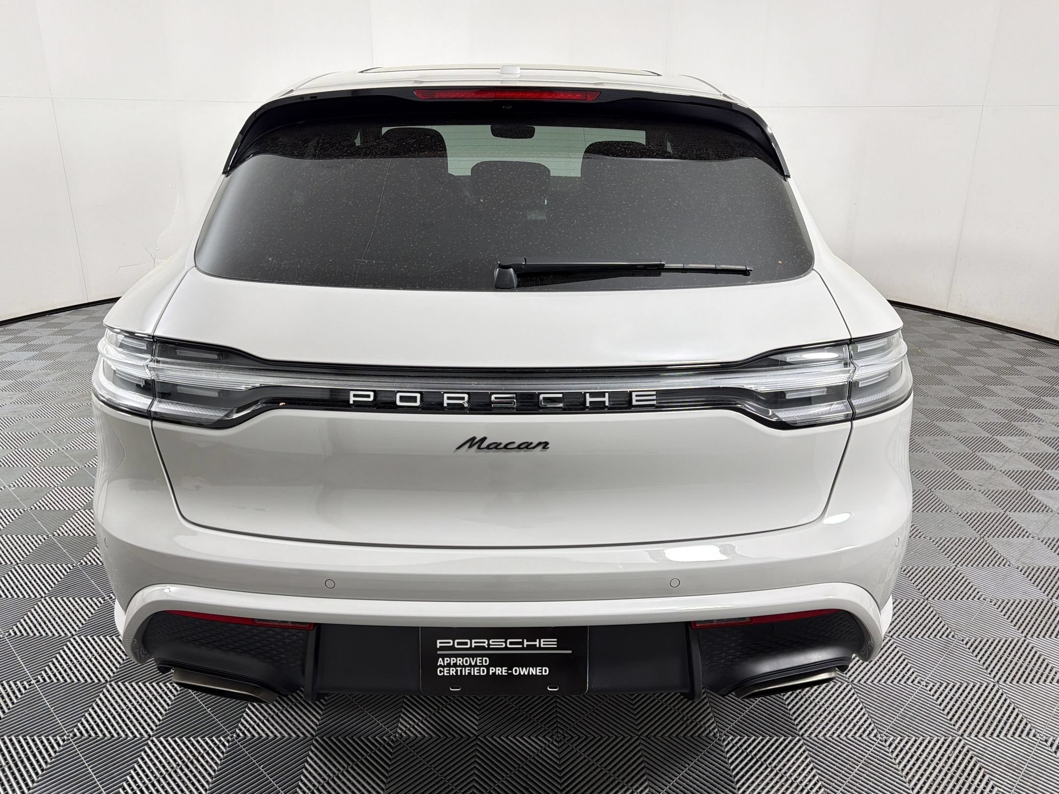 Certified 2025 Porsche Macan AWD/4WD image 11
