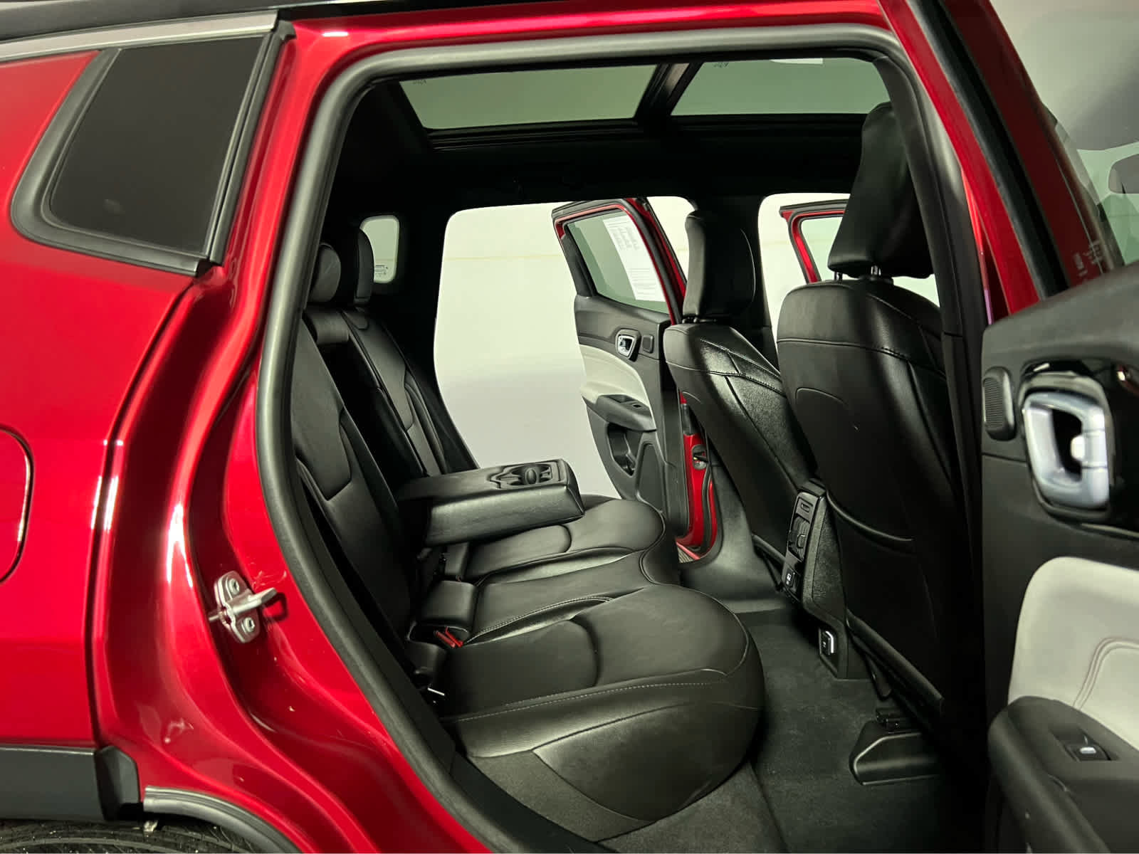 Used 2025 Jeep Compass Limited w/ Sun & Sound Group image 27