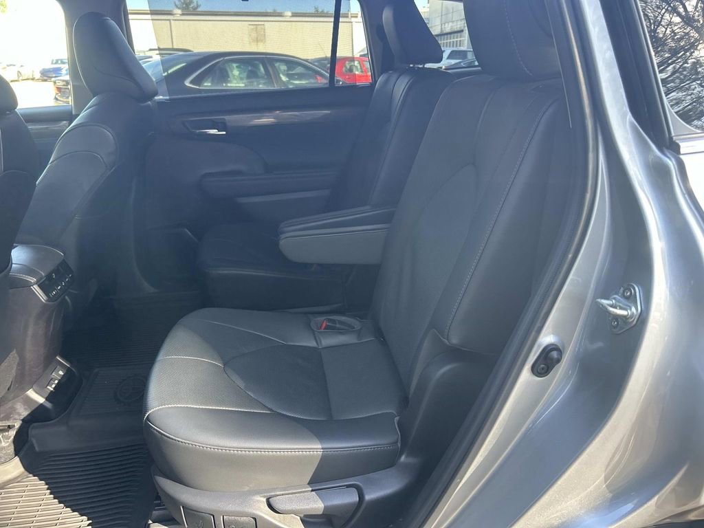 Used 2022 Toyota Highlander Limited image 16
