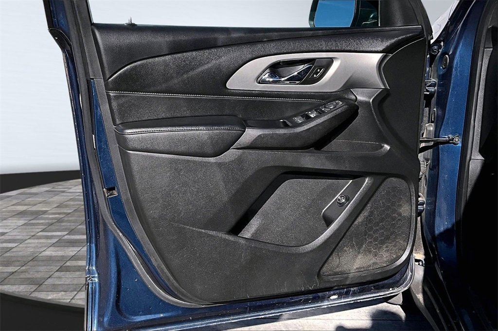 Used 2023 Chevrolet Traverse LT image 3