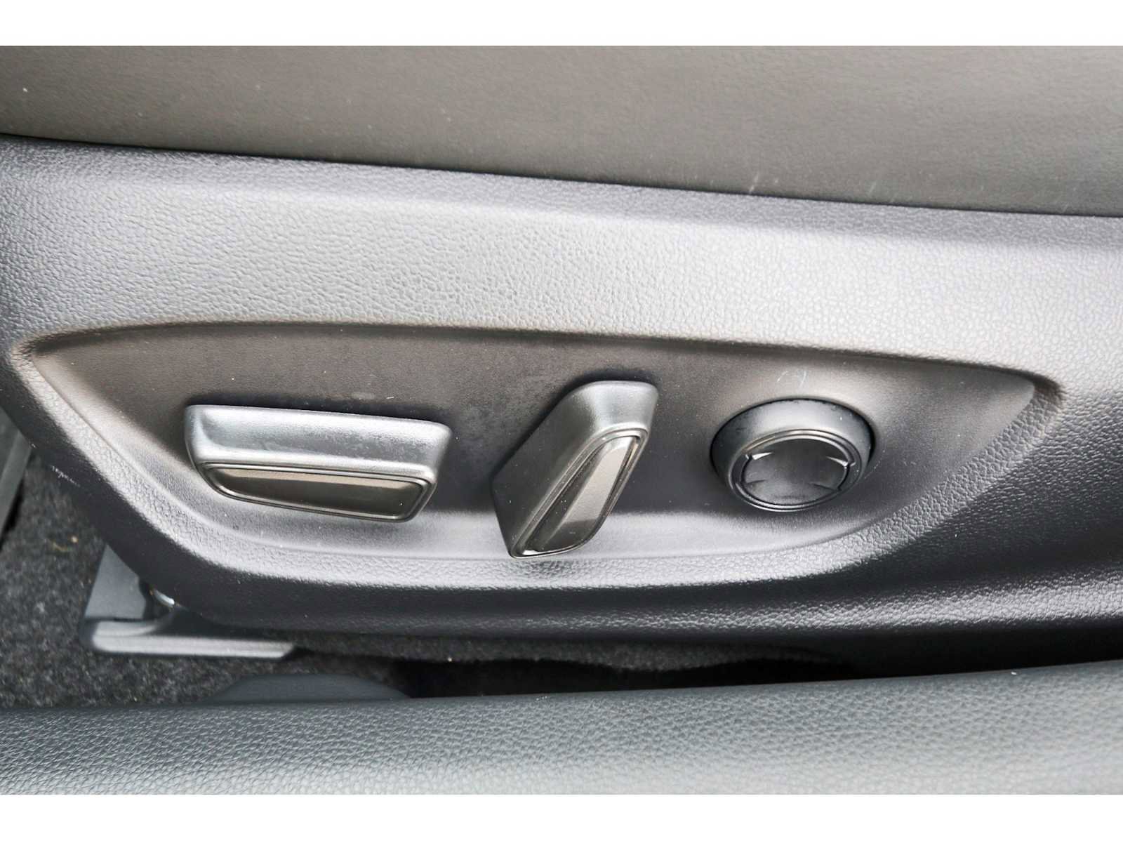 Used 2025 Toyota Prius XSE image 27