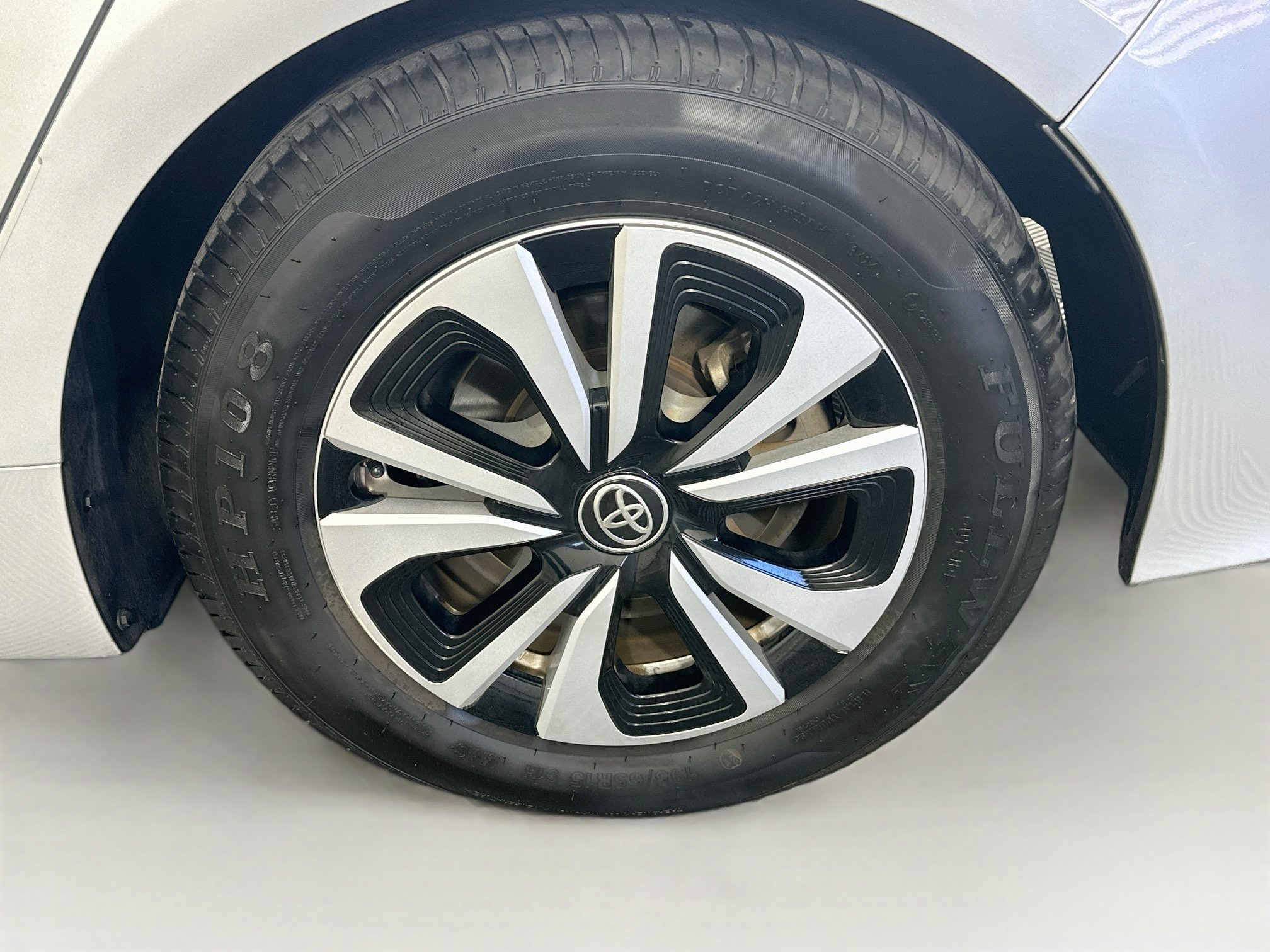 Used 2017 Toyota Prius Prime Premium FWD image 11