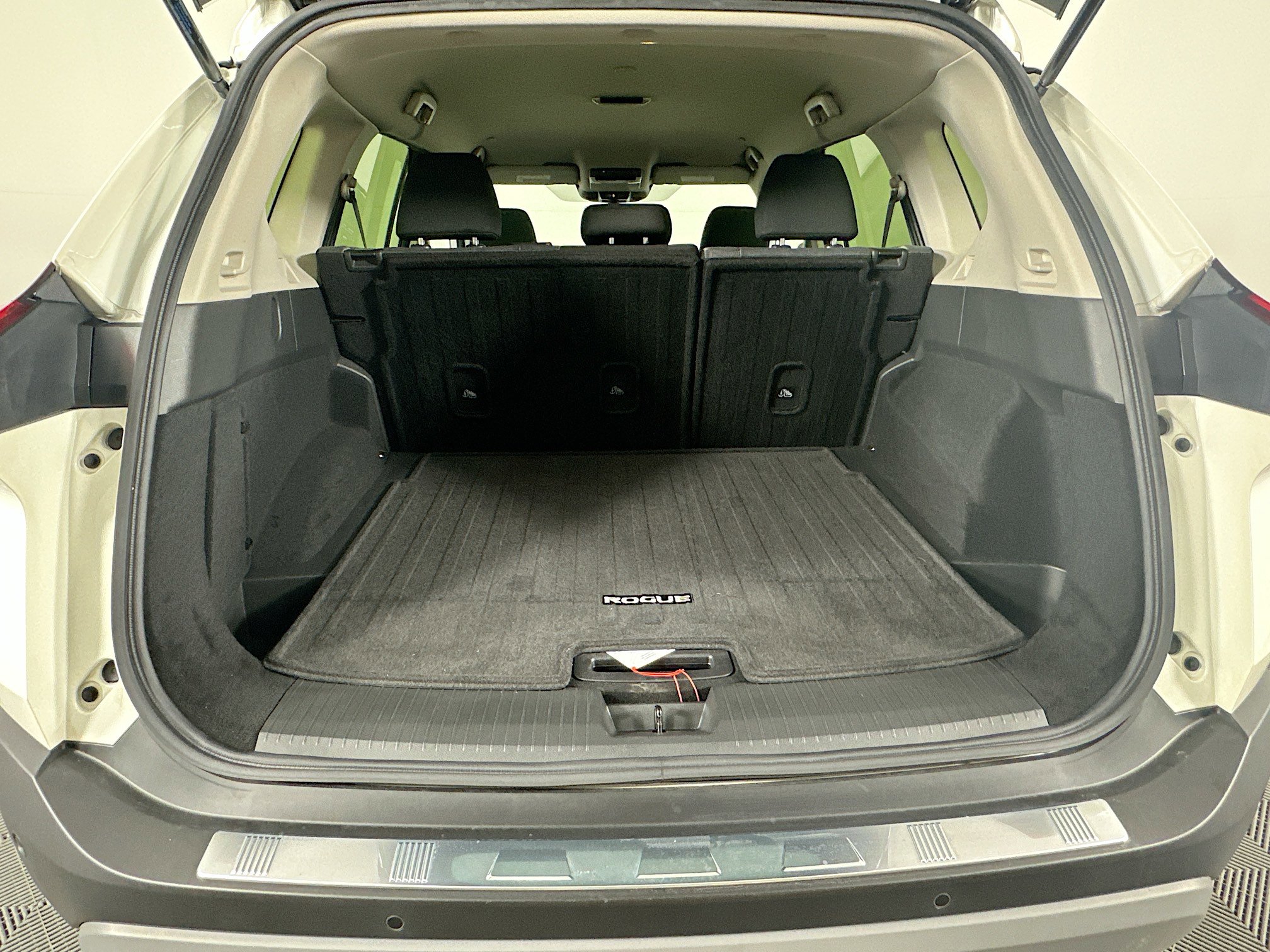 Used 2023 Nissan Rogue SV image 28