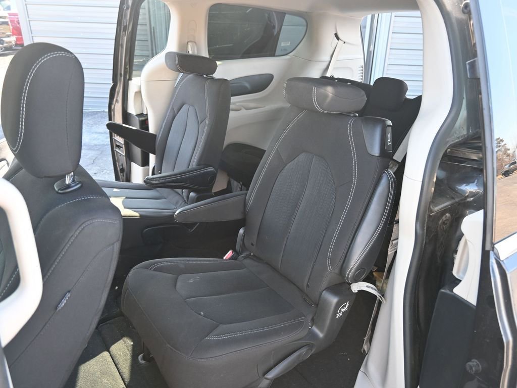 Used 2023 Chrysler Voyager LX image 24