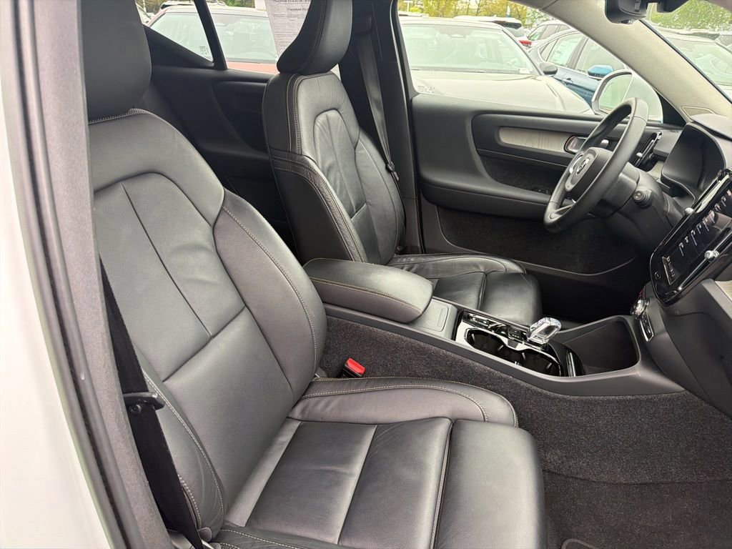 Used 2023 Volvo XC40 B5 Plus AWD/4WD image 12