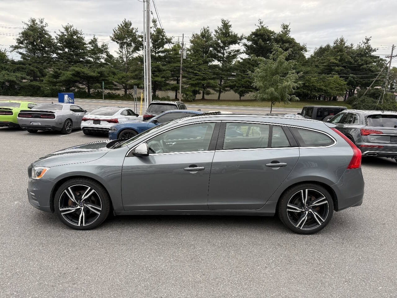 Used 2017 Volvo V60 T6 R-Design Platinum w/ Climate Package AWD/4WD image 10
