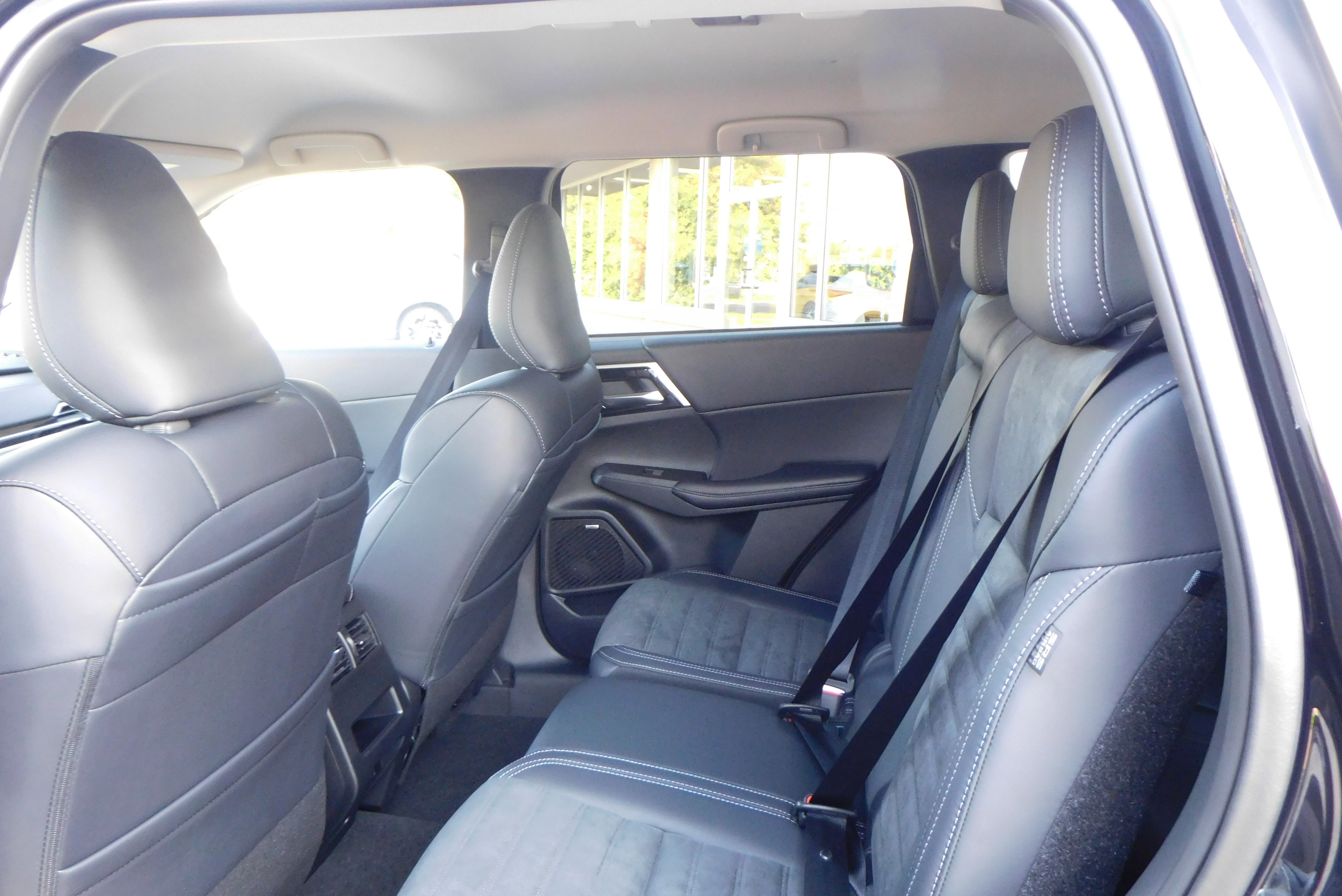 New 2025 Mitsubishi Outlander SE image 23