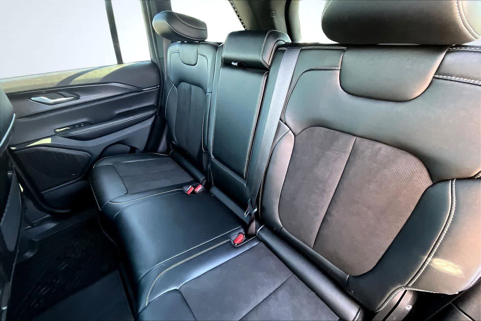 Used 2024 Jeep Grand Cherokee Altitude image 13