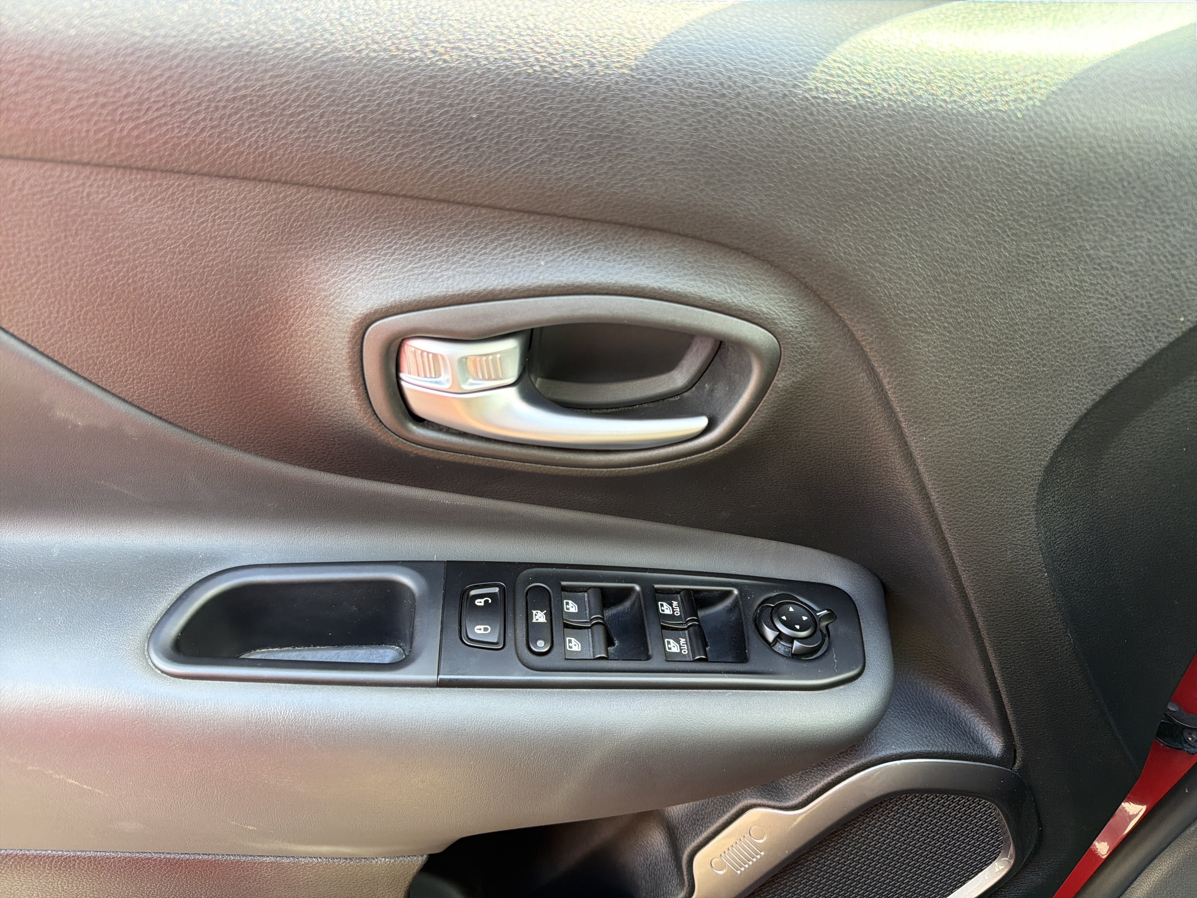 Used 2022 Jeep Renegade Latitude AWD/4WD image 12