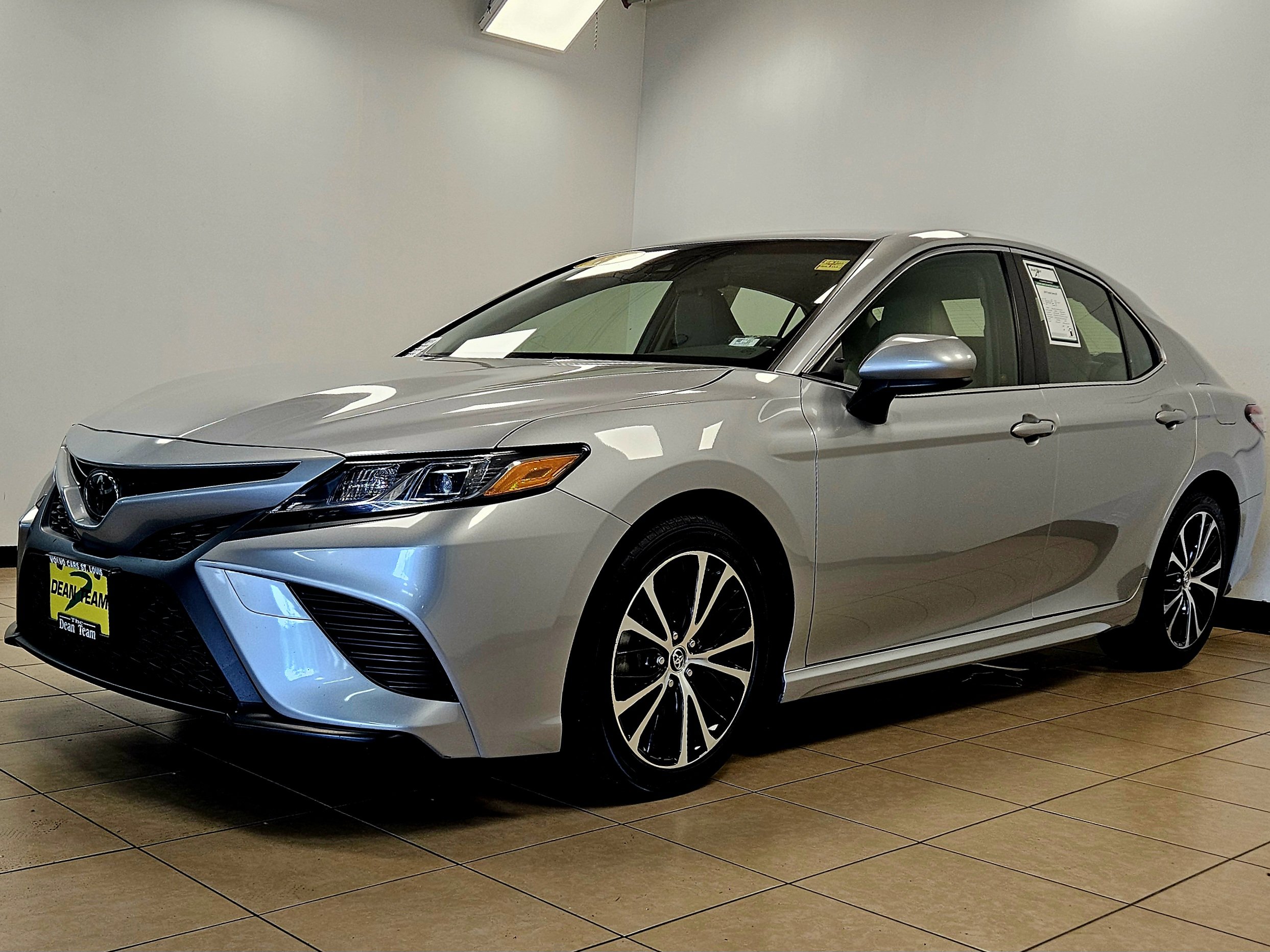 Used 2018 Toyota Camry SE image 2