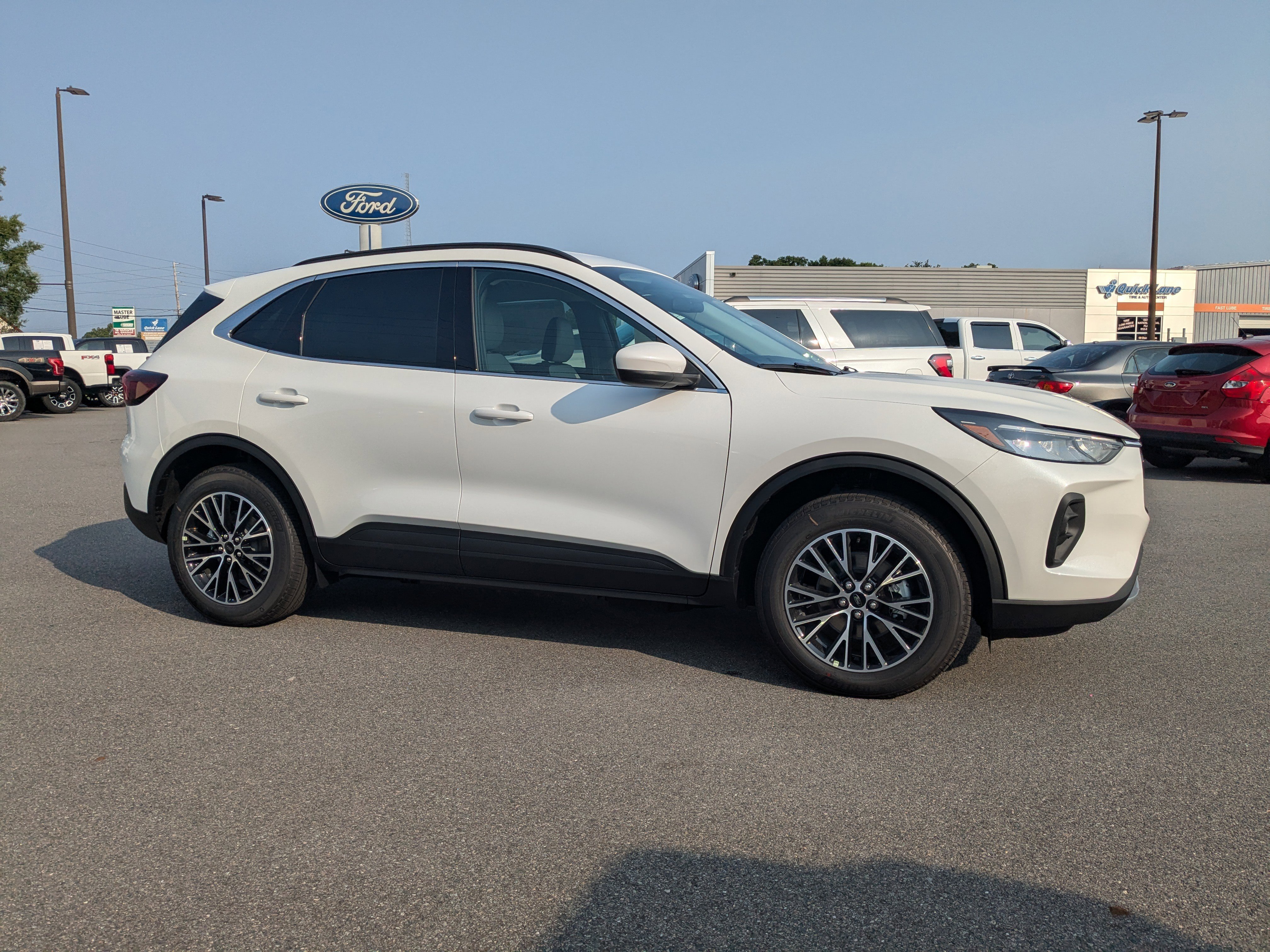 New 2025 Ford Escape SE image 2