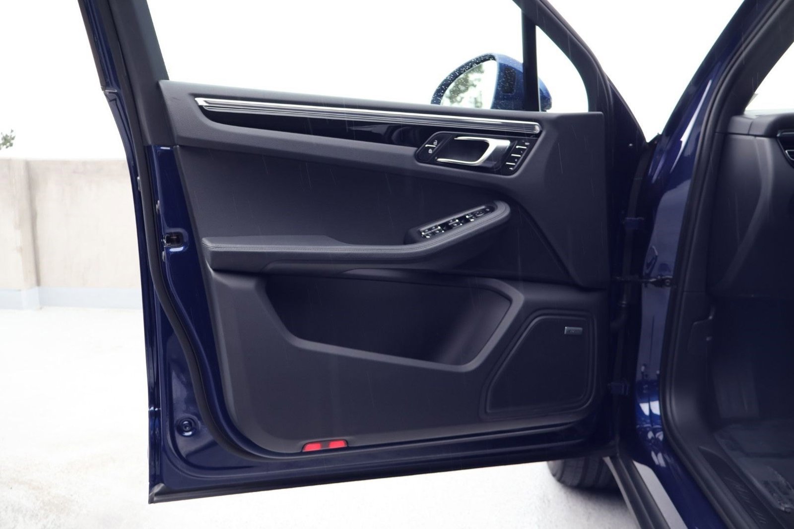 Certified 2025 Porsche Macan image 13